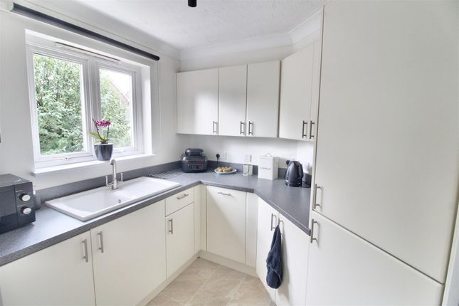 Thumbnail Flat for sale in Priory Avenue, Caversham, Reading