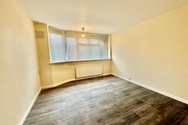 Flat to rent in Meadway, Barnet