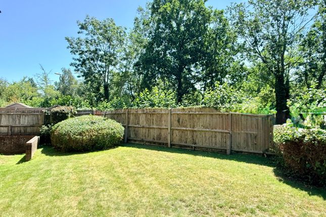 27, Charing Close, RINGWOOD photo 3