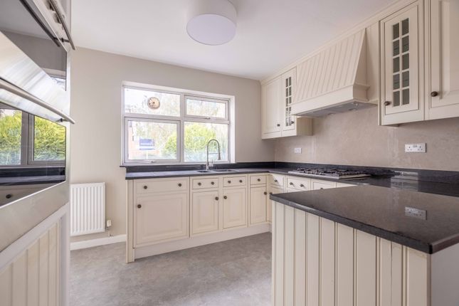 3-bed bungalow on Martin Close, Windsor Berkshire, £2,200/mo