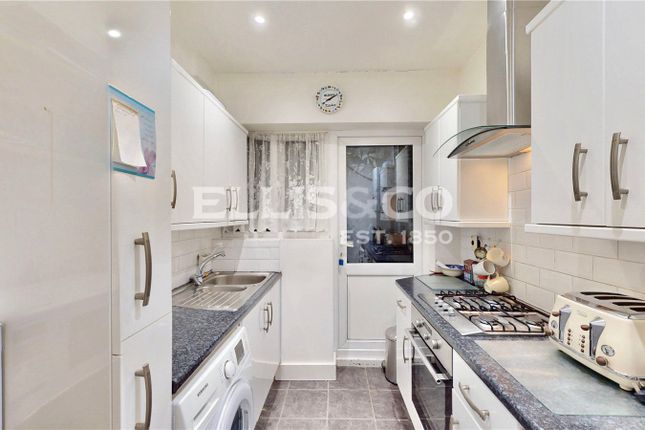 19, Derek Avenue, Wembley photo 4