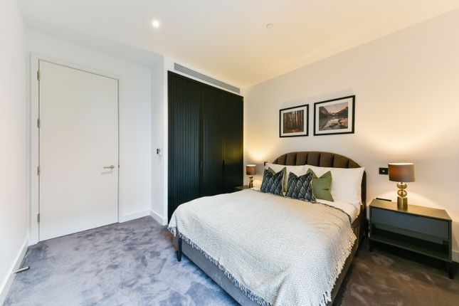 Flat for sale in Viaduct Gardens, London