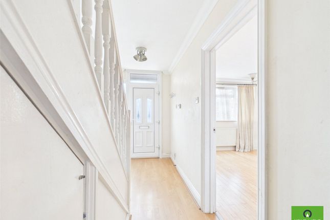 8, Margaret Close, Romford photo 3