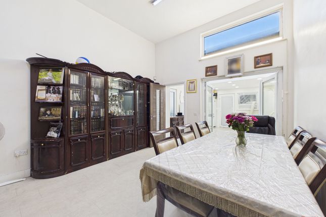 15, Topfields Grove, Salford photo 3