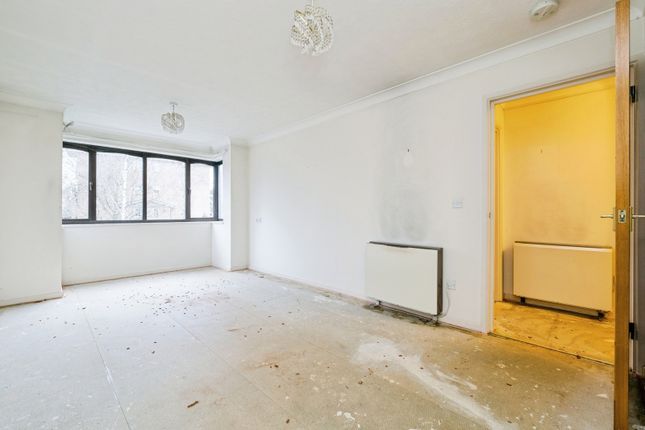 Flat 36 Manor Court Lodge, 175, High Road, London photo 3