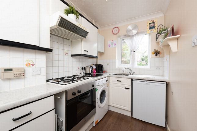 4, Clifton Gardens, Camberley photo 2