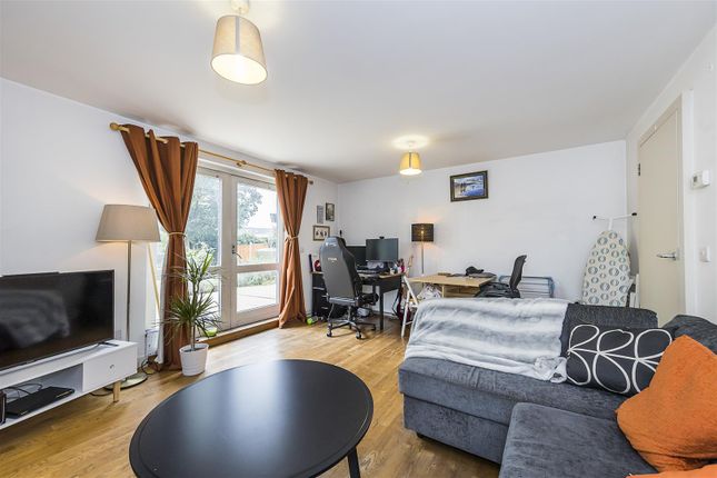 Flat 2, Amey Court, 1a, Grosvenor Rise East, London photo 4