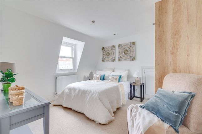 Terraced house to rent in Finlay Street, London