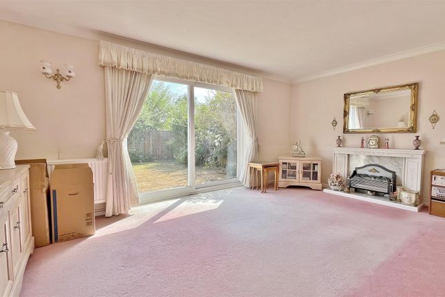 19, Laxton Grove, Great Holland photo 2