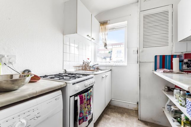 1-bed flat on Top Floor, 77a, Gilbey Road, London, £1,700/mo