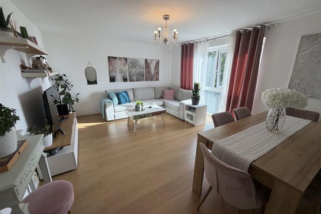 90, Mintern Close, Palmers Green photo 2