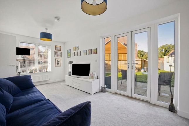 Willow Crescent, Leatherhead photo 4