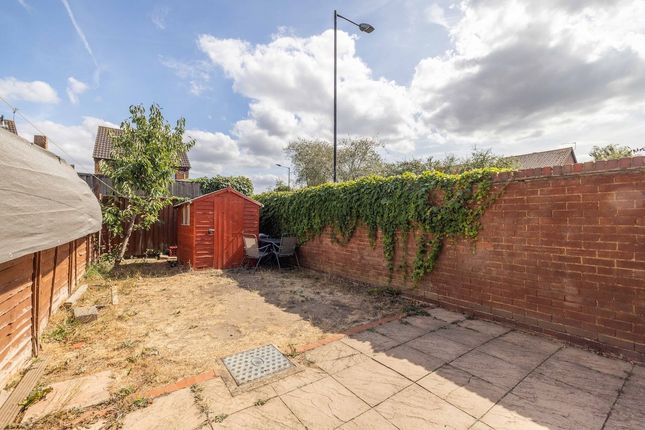 15, Bader Gardens, Slough photo 4