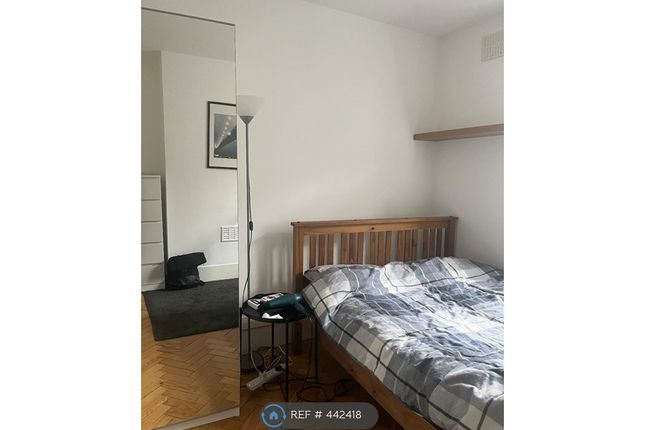 Flat, Triangle Place, London photo 5