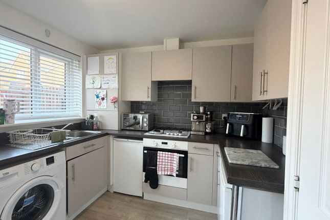 68, Maes Pedr, Carmarthenshire photo 4
