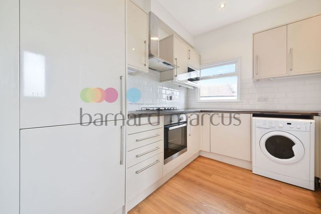 Flat to rent in Caxton Road, London