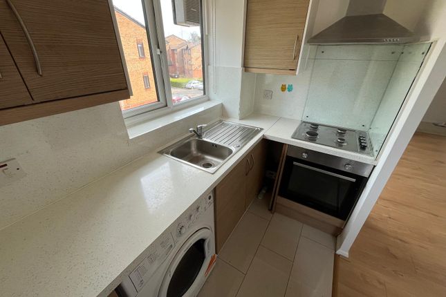222, Streamside Close, London photo 4