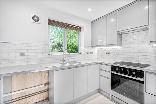 96, Norbury Avenue, Hertfordshire photo 4