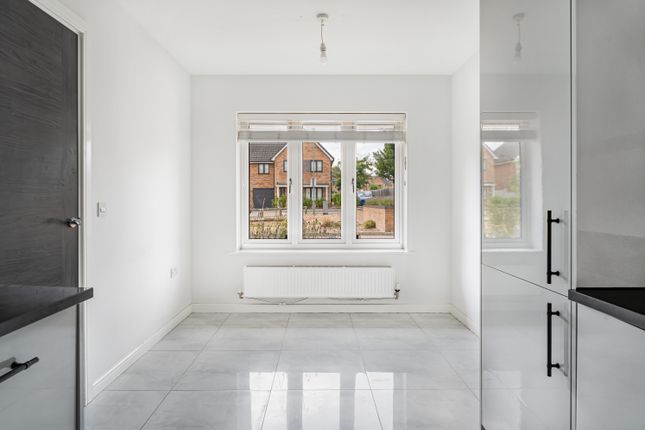 35, Queens Avenue, Welwyn Garden City photo 4