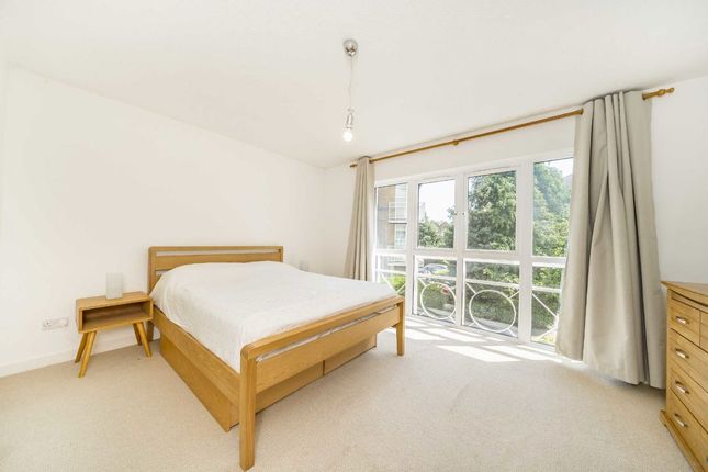 15, Eleanor Close, London photo 4