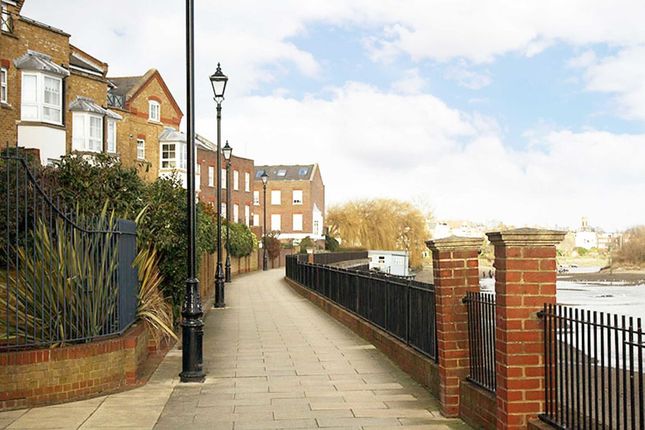 Thumbnail Flat for sale in Gwynne Close, London