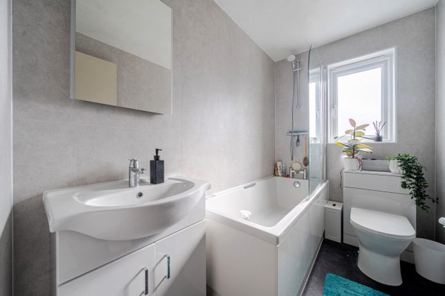 30, Weybrook Drive, Surrey photo 2