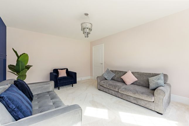 24, Kestrel Grove, Caddington photo 4