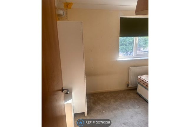 Flat, Frinton Court Oakleigh Road North, London photo 4