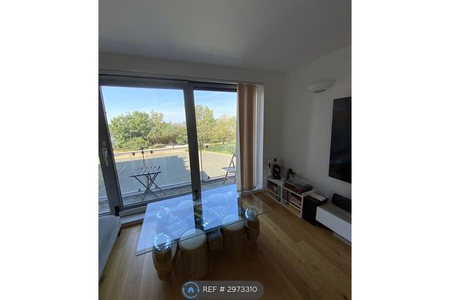 Flat, Tideham House Merbury Close, London photo 2