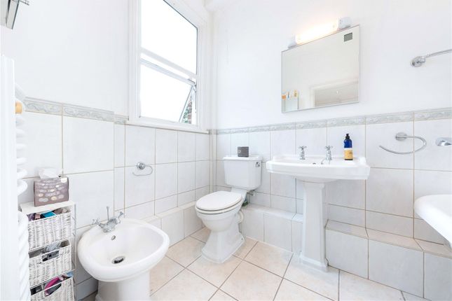 Maisonette to rent in Compayne Gardens, South Hampstead