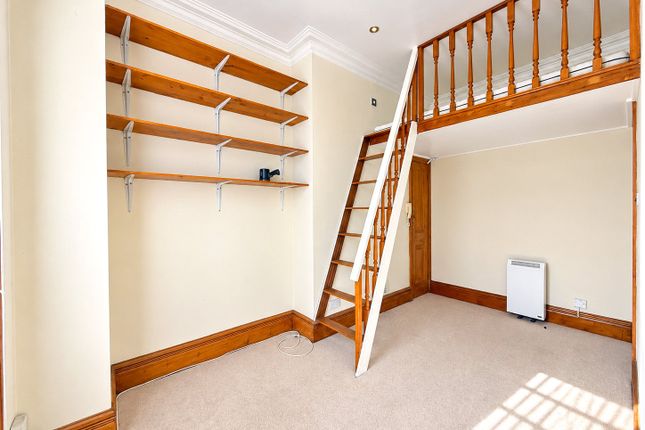 Flat 6, 52, College Park Close, London photo 3