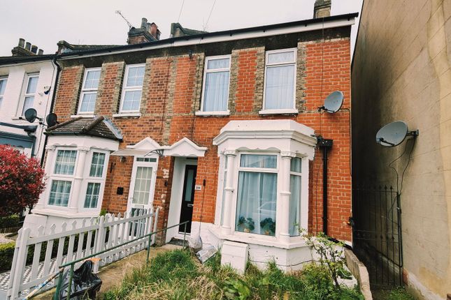 End terrace house to rent in Springhead Road, Gravesend