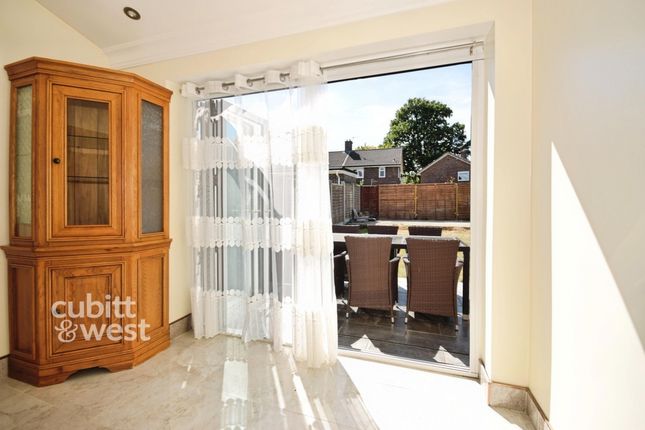 Room 2, 21, Crosspath, Crawley photo 4