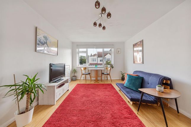 Flat for sale in Grove Hill, London