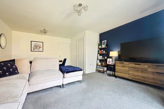11, Cardwell Road, Surrey photo 2