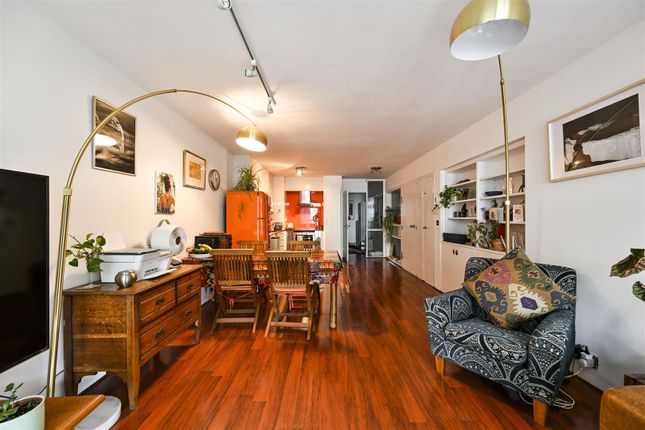 Flat 138, Andrewes House, Barbican, London photo 3