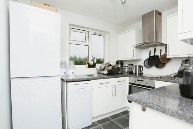 16, Oak Apple Court, London photo 3