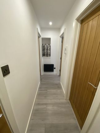 Flat to rent in City Road, Cardiff
