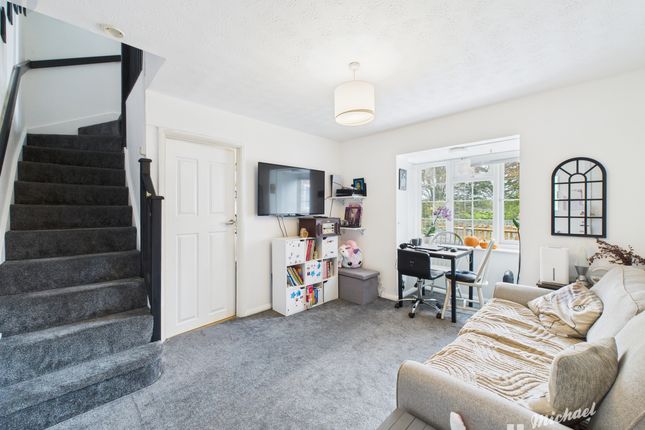 50 Iris Close, Aylesbury photo 2