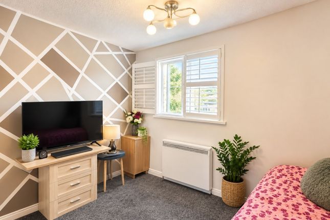 54 Amanda Close, Chigwell photo 4