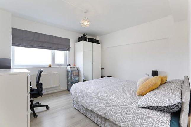 Flat for sale in Greystead Road, London