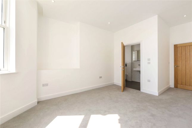 Flat to rent in Queens Road, Worthing, West Sussex