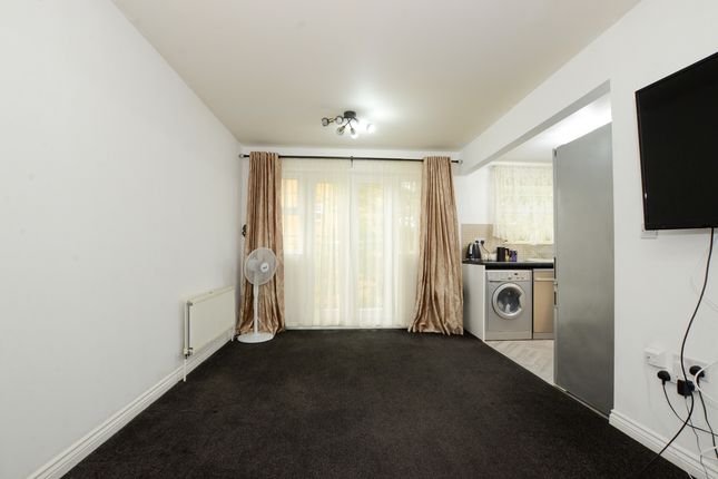 Warren Way, Edgware photo 2