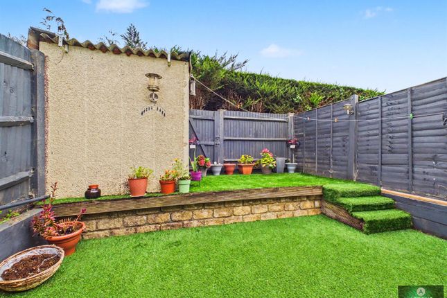 13, Dunsfold Close, Crawley photo 4