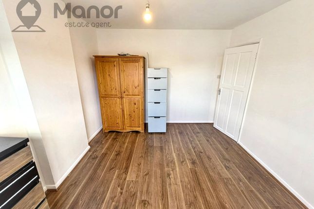 23 Waverley Road, Slough photo 3