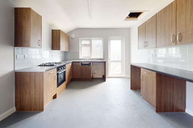 Flat A, 51 Midmoor Road, London photo 5