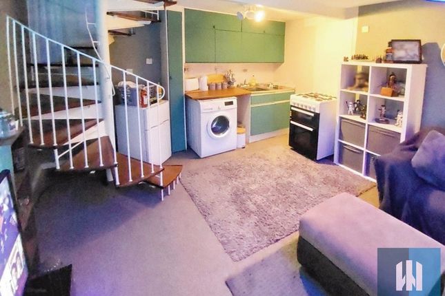 18, Cinderhills Road, Holmfirth photo 2