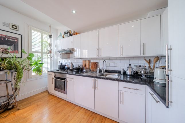 Flat B, 18, Holmewood Gardens, London photo 3