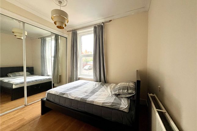 Flat 3, 41, Farnham Road, Surrey photo 4