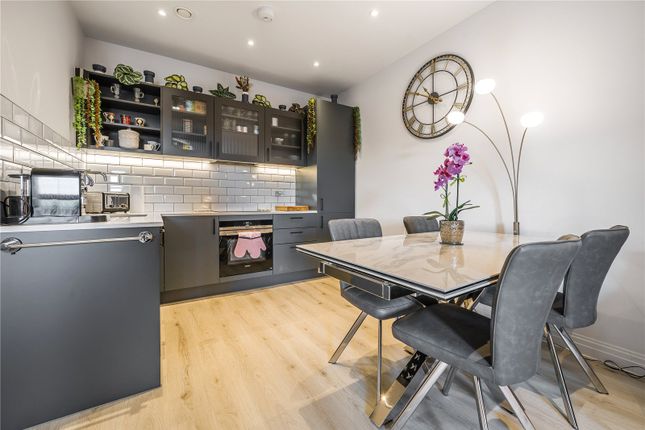 Flat for sale in Pembroke Broadway, Camberley, Surrey